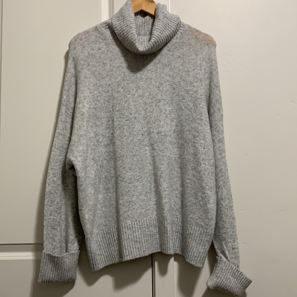 BNWT Express Cozy Knit Ribbed Turtleneck Sweater L Silver Heather Gray - Picture 5 of 12